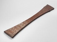 Ame 11 a  Ame 11, Niederländisch Guyana (Surinam), Unbestimmt, 17./18. Jahrhundert, Keule, Wahrscheinlich Brasil- oder Farbholz (Caesalpinia Echinata L.), L 55 cm, B 10,9 cm bzw. 8,9 cm, B Mitte 4,1 cm, T 1,5-1,7 cm : Museumsfoto: Claus Cordes, Bestandskatalog Ethnologie